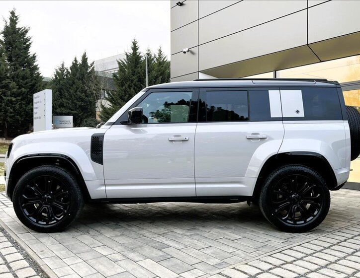 Land Rover Defender SUV 4,4 l 467 kw