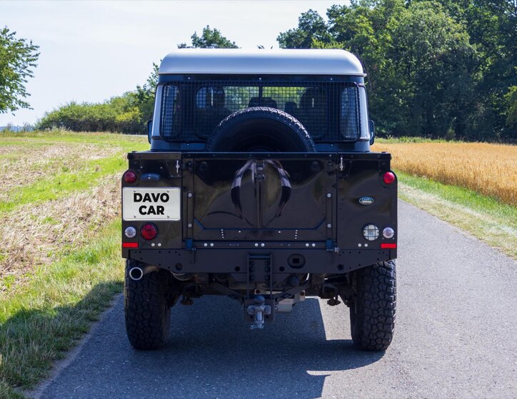 Land Rover Defender 6
