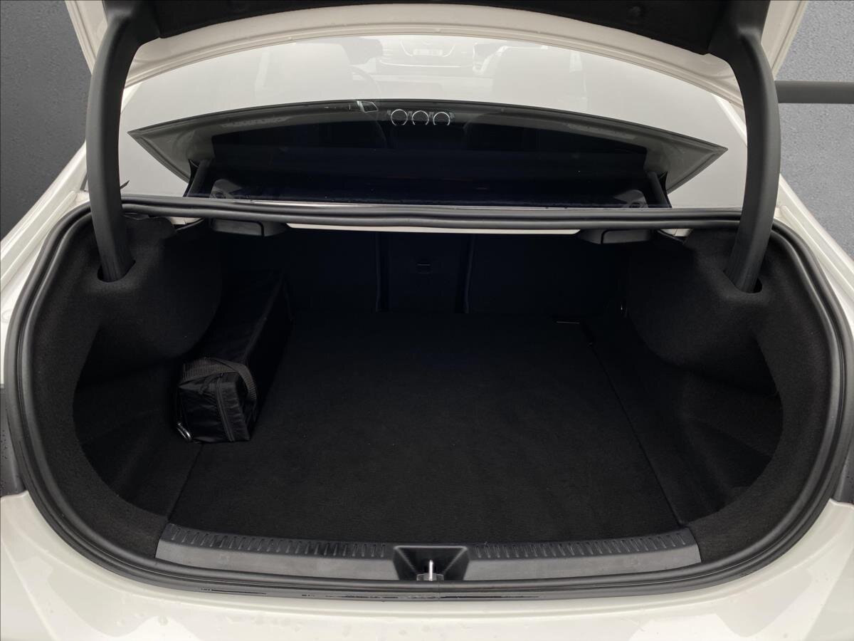 Mercedes-Benz Třídy A Sedan / Limuzína 1,3 l 100 kw