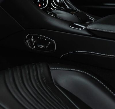 Aston Martin DB11 26