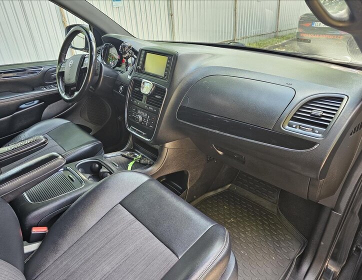 Lancia Voyager MPV 2,8 l 130 kw