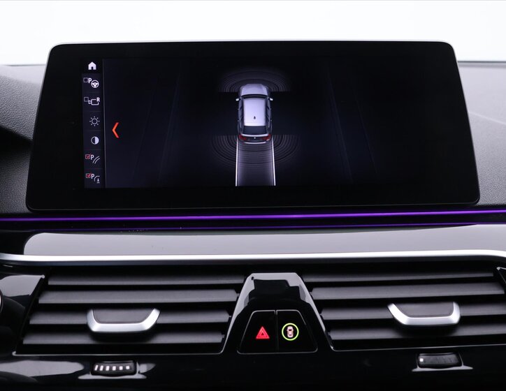 BMW Řada 5 Kombi 3,0 l 195 kw