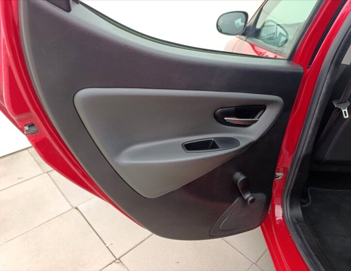 Lancia Y Hatchback 1,2 l 51 kw