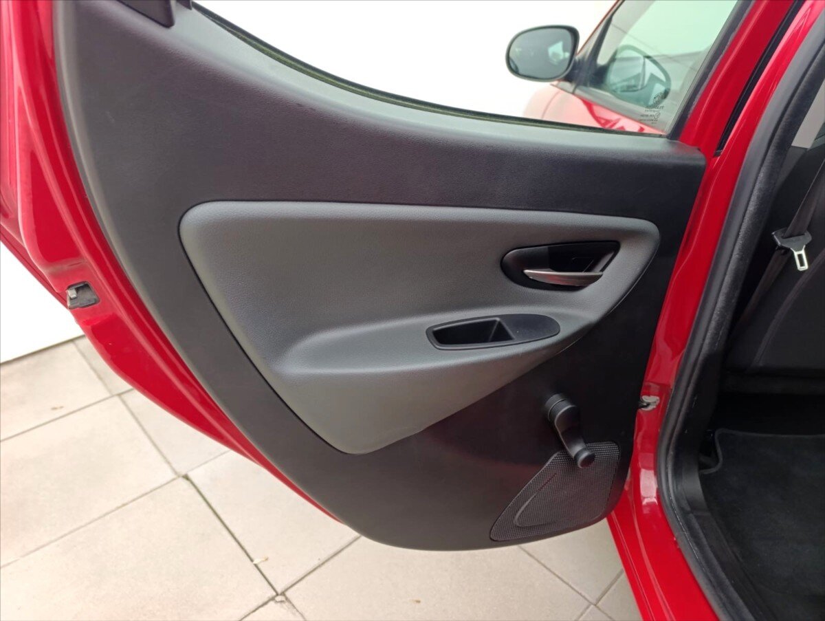 Lancia Y Hatchback 1,2 l 51 kw