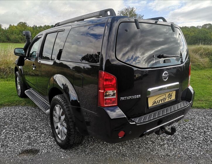 Nissan Pathfinder Kombi 2,5 l 140 kw