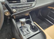 Lexus ES 300h Sedan / Limuzína 2,5 l 160 kw