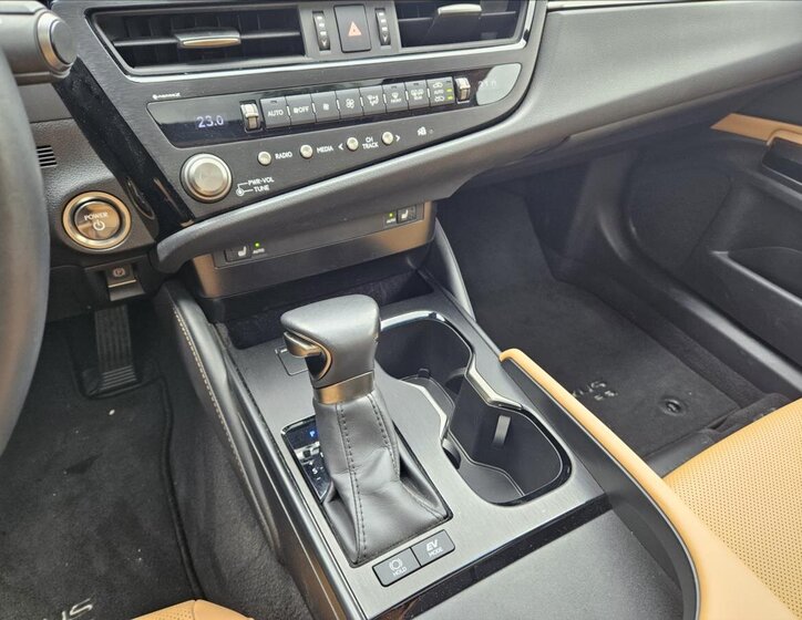 Lexus ES 300h Sedan / Limuzína 2,5 l 160 kw