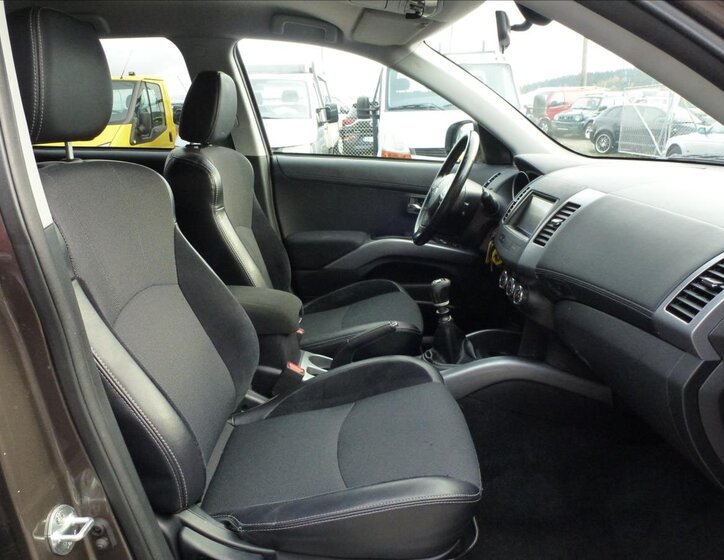 Mitsubishi Outlander Kombi 2,3 l 130 kw