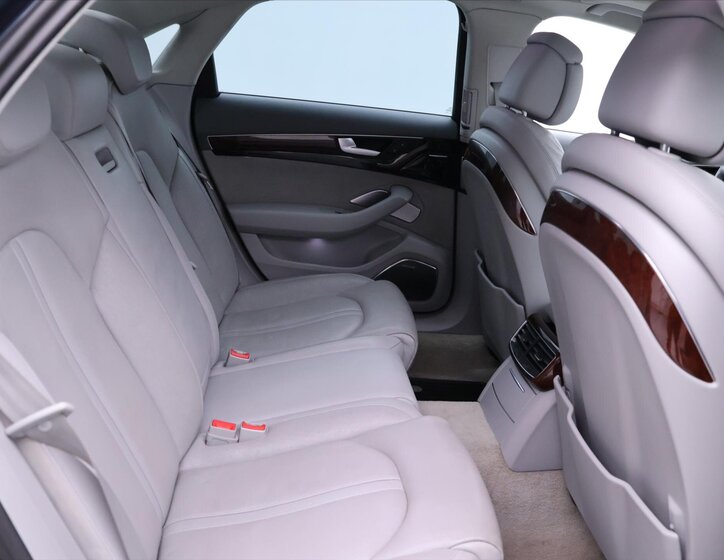 Audi A8 Sedan 4,2 l 273 kw