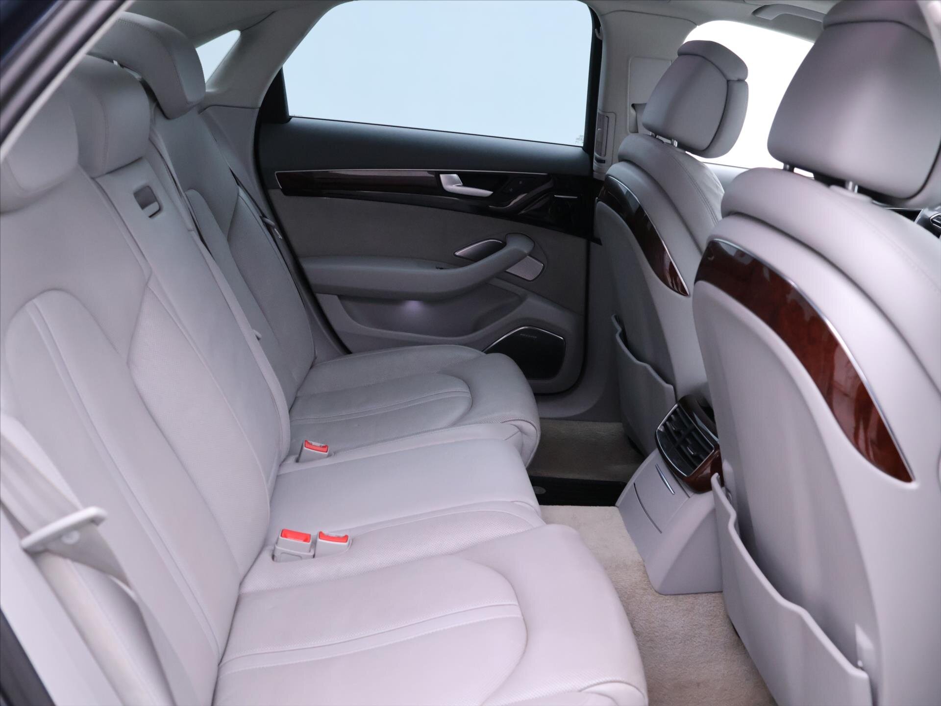 Audi A8 Sedan 4,2 l 273 kw