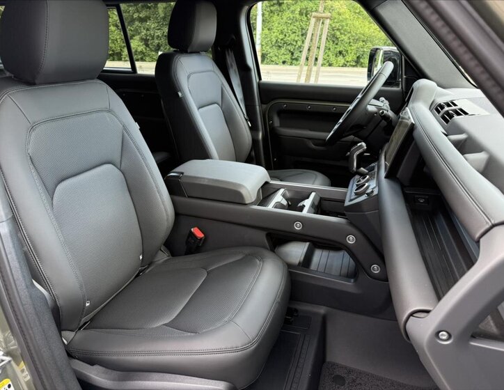 Land Rover Defender 18