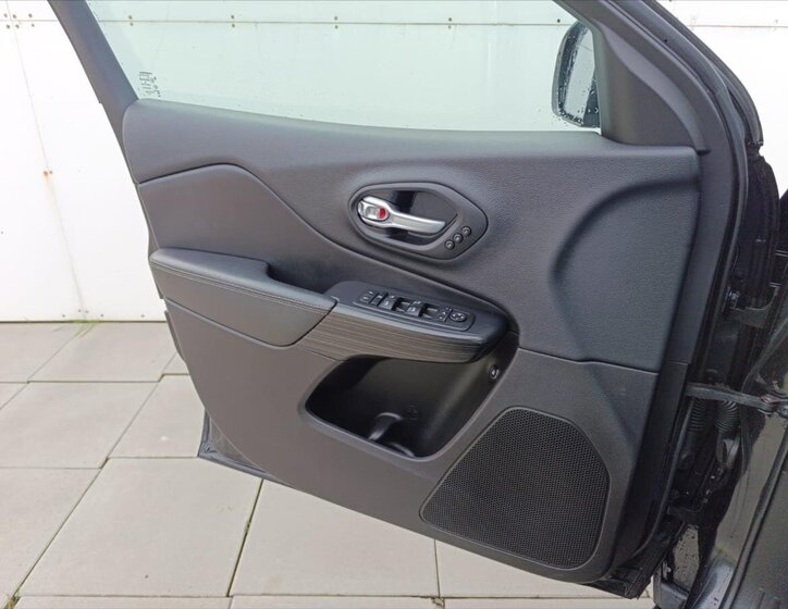 Jeep Cherokee SUV 3,2 l 200 kw