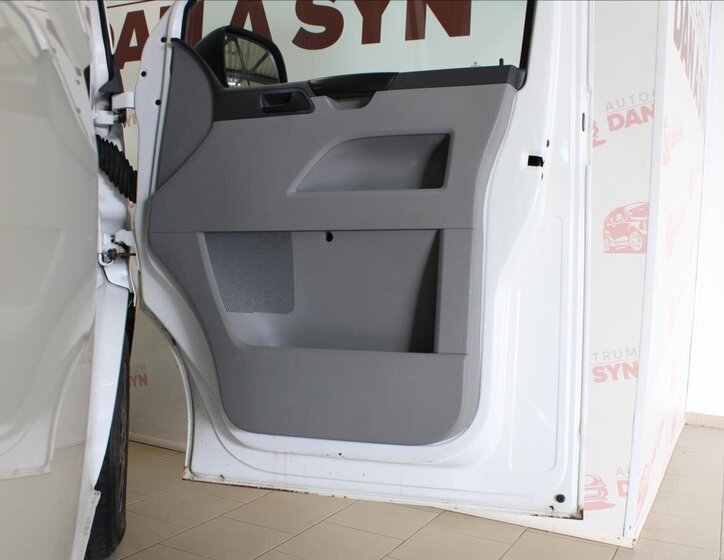 Volkswagen Transporter Kombi 2,0 l 103 kw