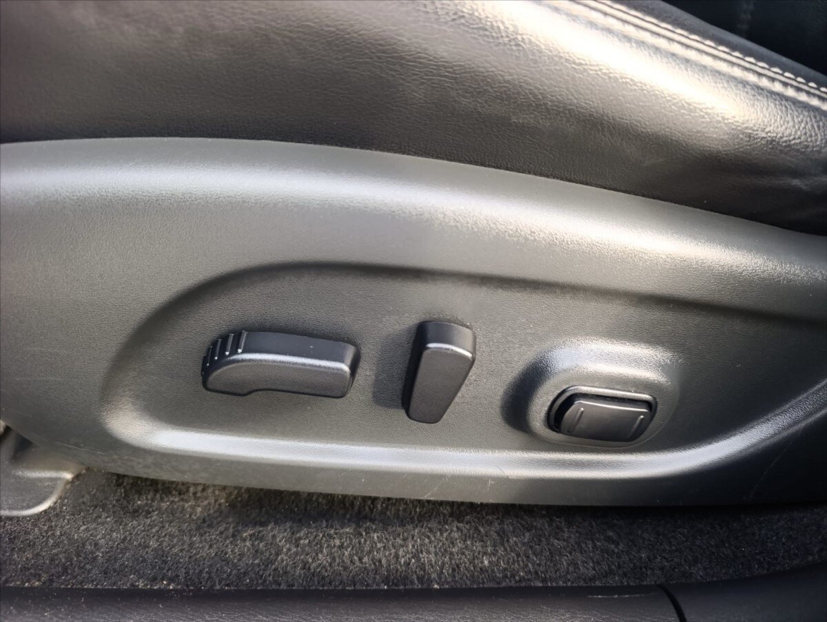 Nissan Pathfinder SUV 3,5 l 212 kw