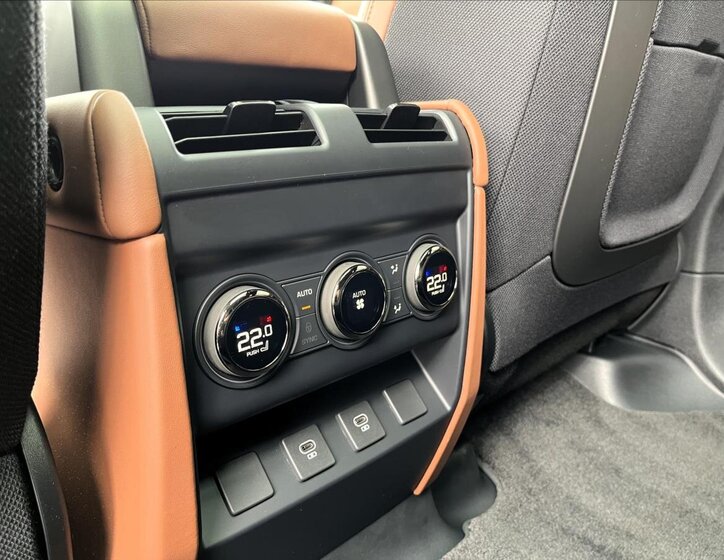 Land Rover Defender SUV 4,4 l 467 kw