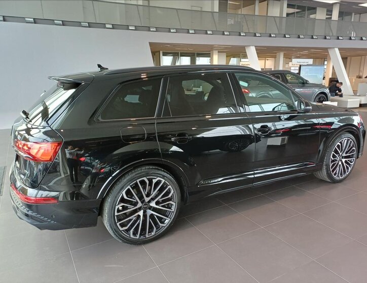 Audi Q7 4