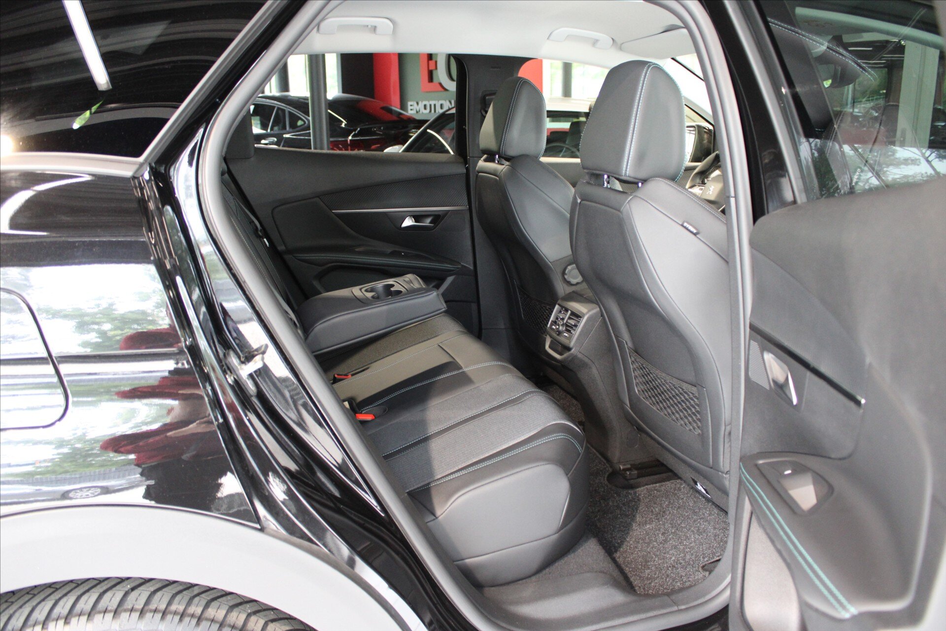 Peugeot 3008 SUV 1,6 l 165 kw