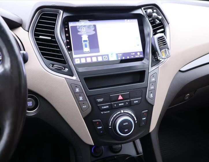 Hyundai Grand Santa Fe 23