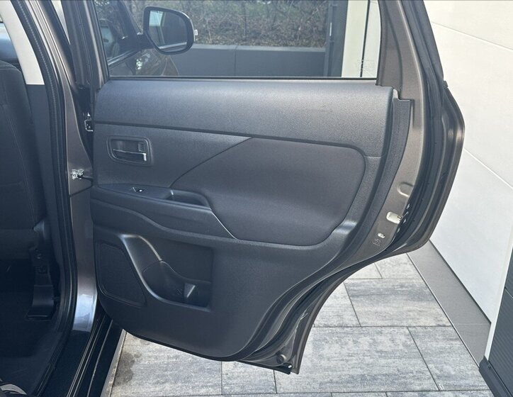 Mitsubishi Outlander SUV / Terénní 2,3 l 110 kw