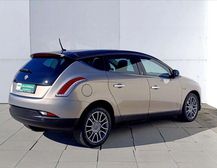 Lancia Delta Hatchback 1,6 l 88 kw