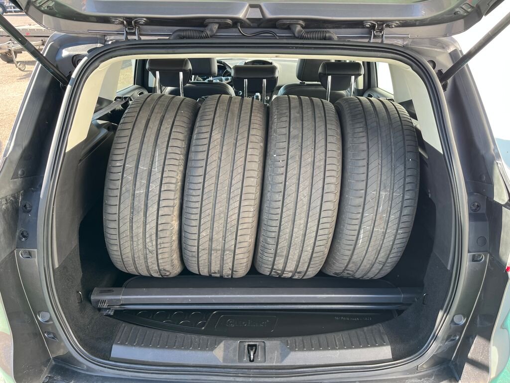 Ford Kuga SUV 1,6 l 134 kw