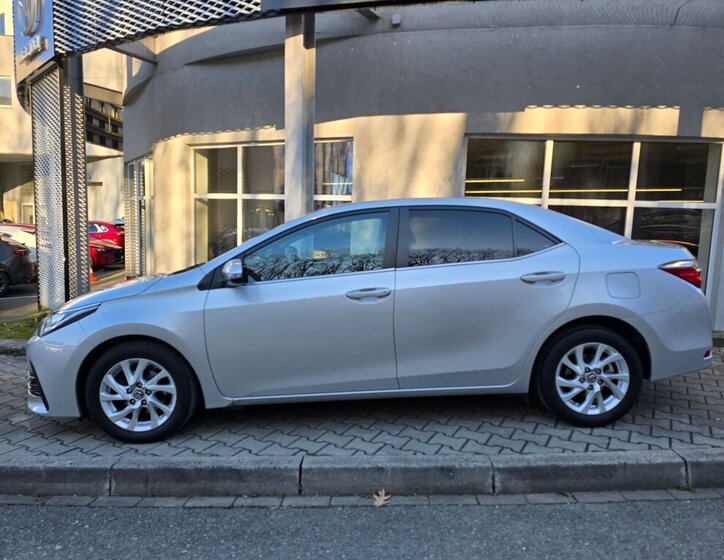 Toyota Corolla Sedan / Limuzína 1,6 l 97 kw