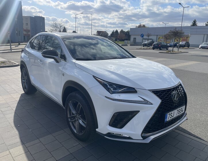 Lexus NX 300h CUV / Crossover 2,5 l 145 kw