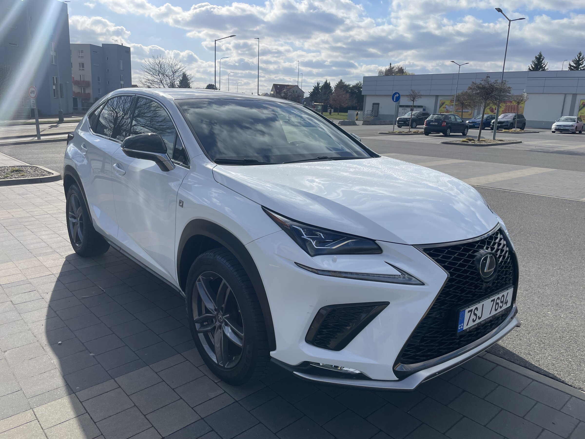 Lexus NX 300h CUV / Crossover 2,5 l 145 kw