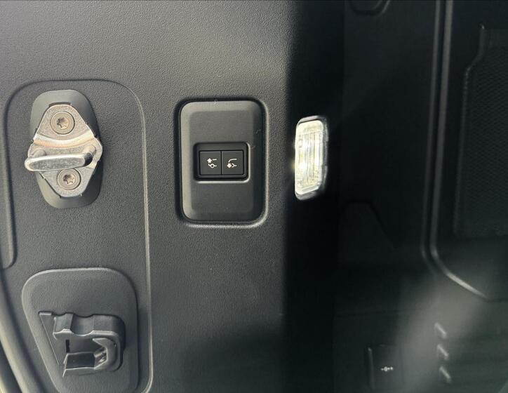 Land Rover Defender 7