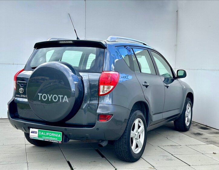 Toyota RAV4 SUV 2,2 l 100 kw