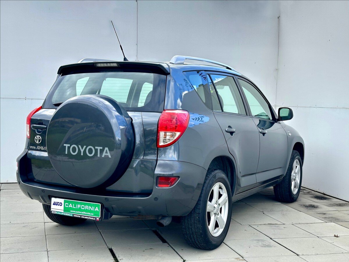 Toyota RAV4 SUV 2,2 l 100 kw