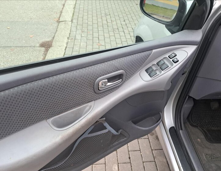 Nissan Almera Tino 22