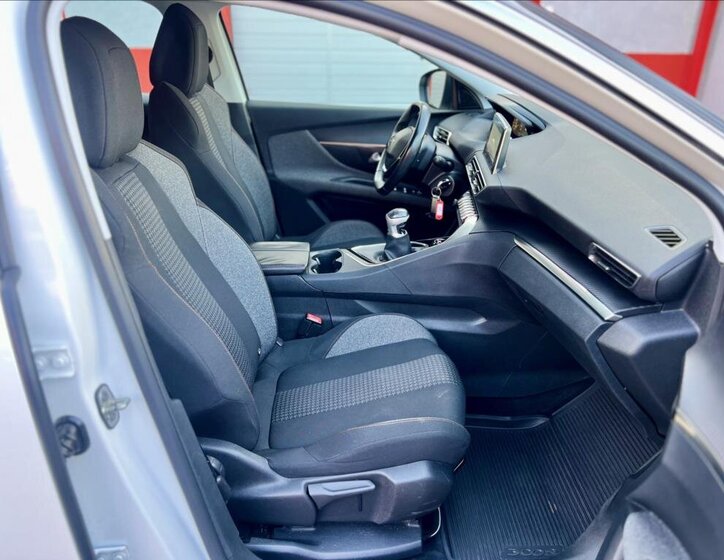 Peugeot 3008 SUV 1,2 l 96 kw