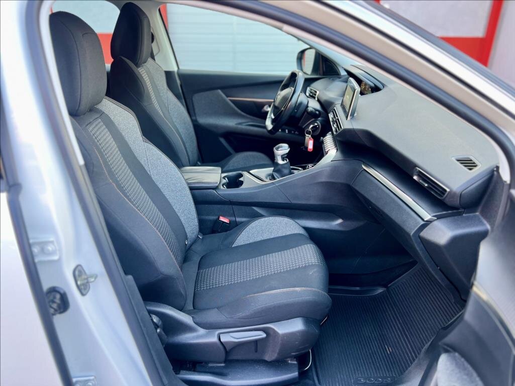 Peugeot 3008 SUV 1,2 l 96 kw