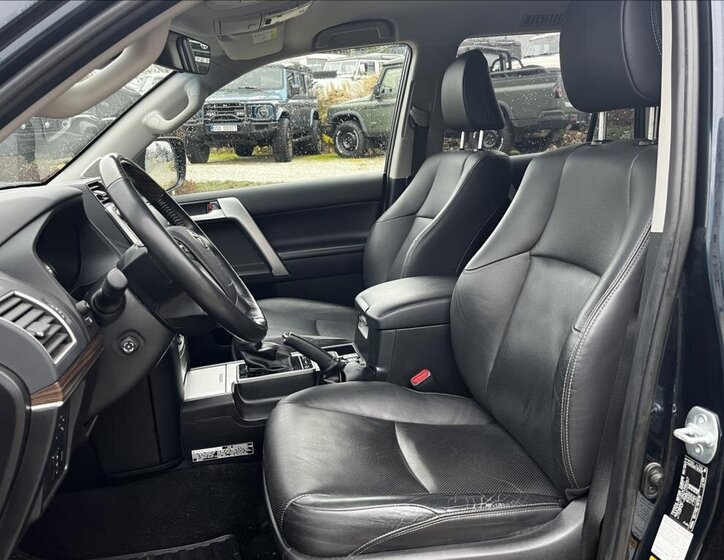 Toyota Land Cruiser 9