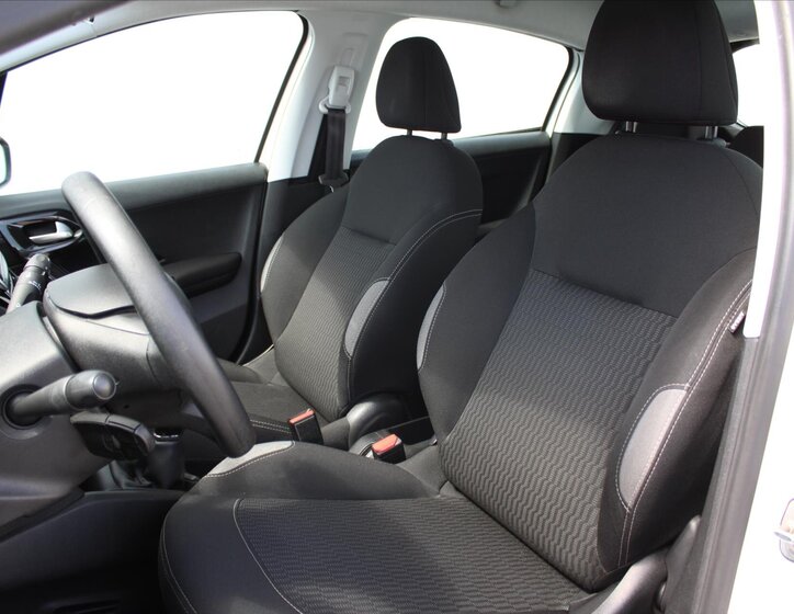 Peugeot 208 Hatchback 1,2 l 60 kw