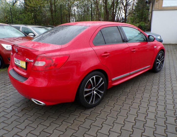 Suzuki Kizashi Sedan / Limuzína 2,4 l 131 kw