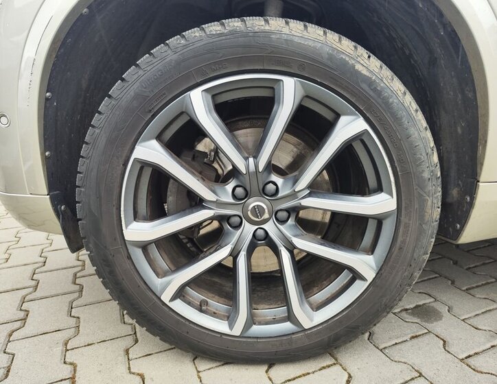 Volvo XC90 SUV / Terénní 2,0 l 235 kw