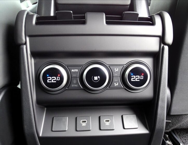 Land Rover Defender 32