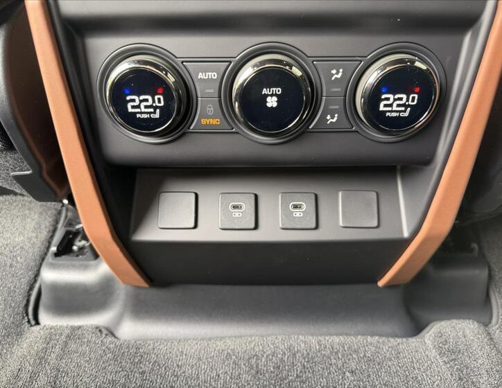 Land Rover Defender 32