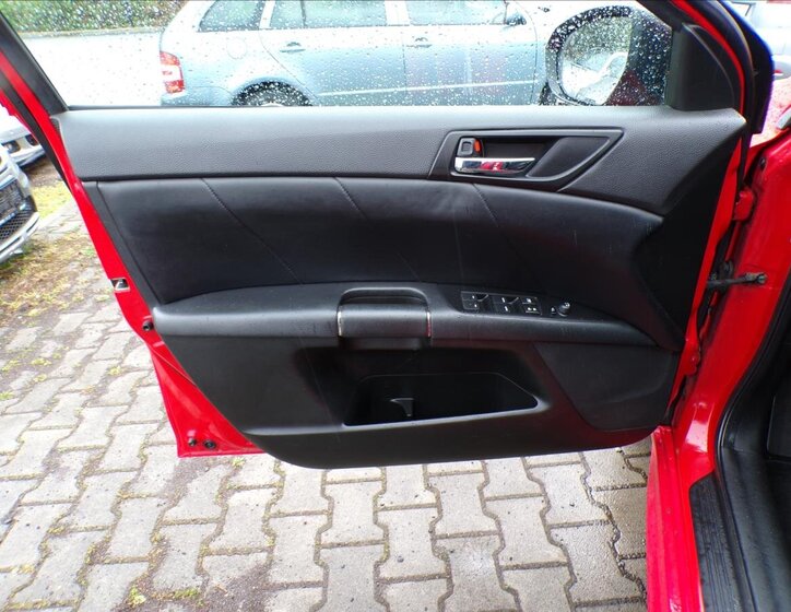 Suzuki Kizashi Sedan / Limuzína 2,4 l 131 kw