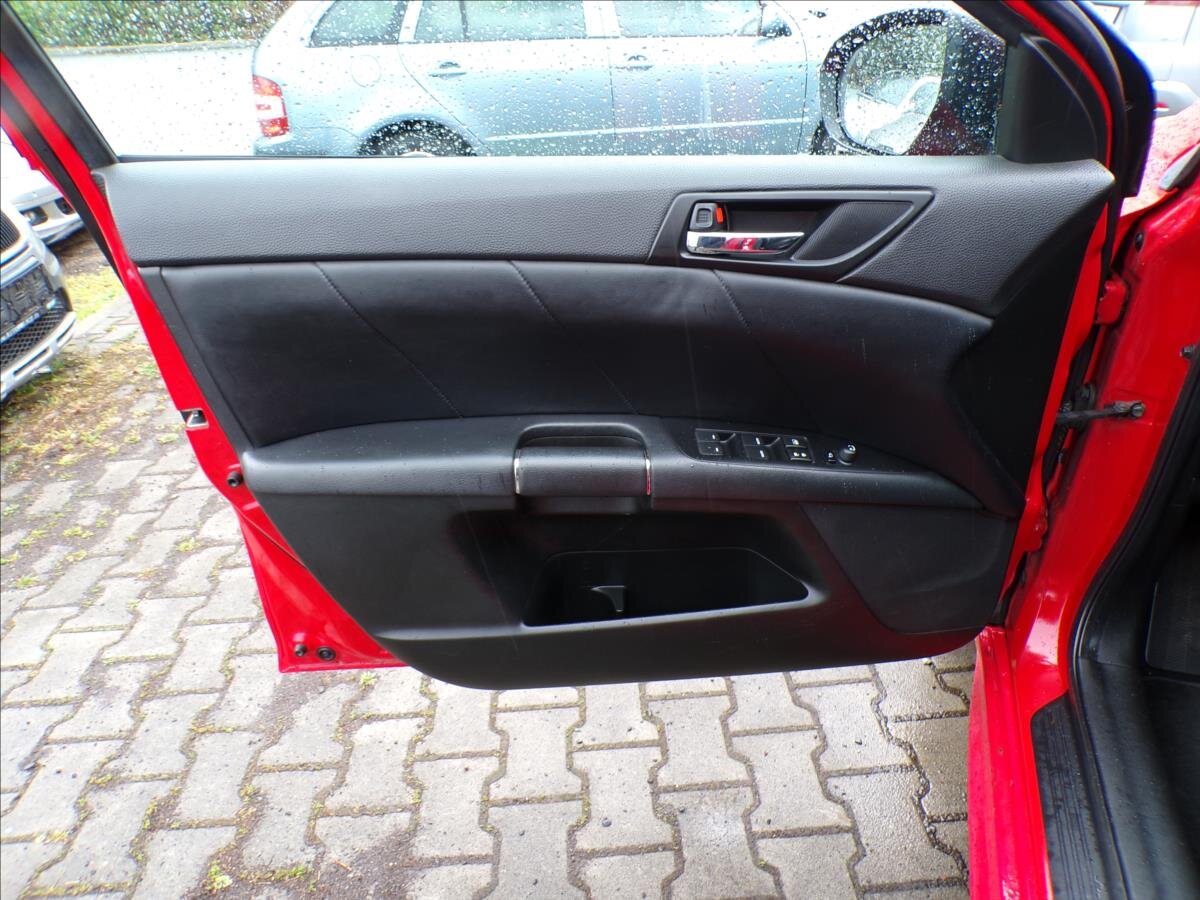 Suzuki Kizashi Sedan / Limuzína 2,4 l 131 kw