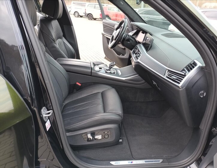 BMW X7 SUV / Terénní 4,4 l 390 kw