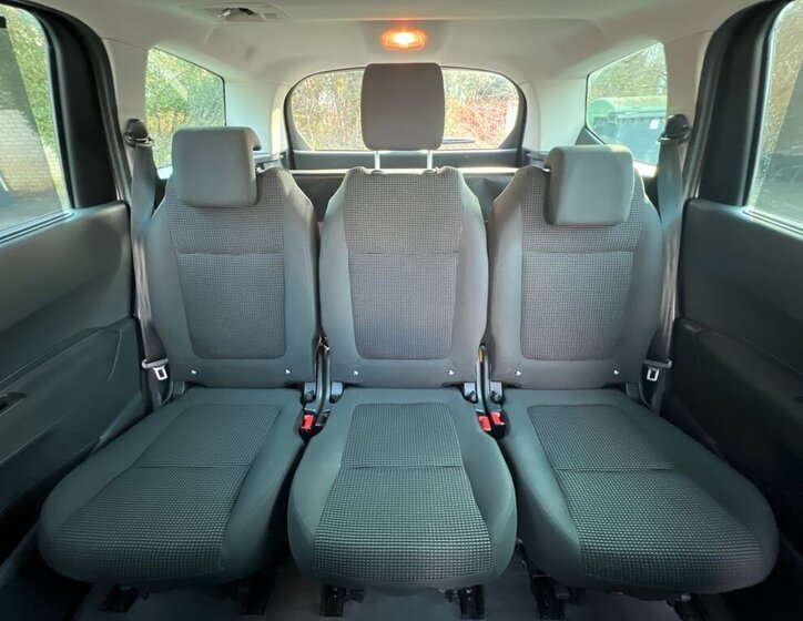 Peugeot 5008 MPV 2,0 l 120 kw