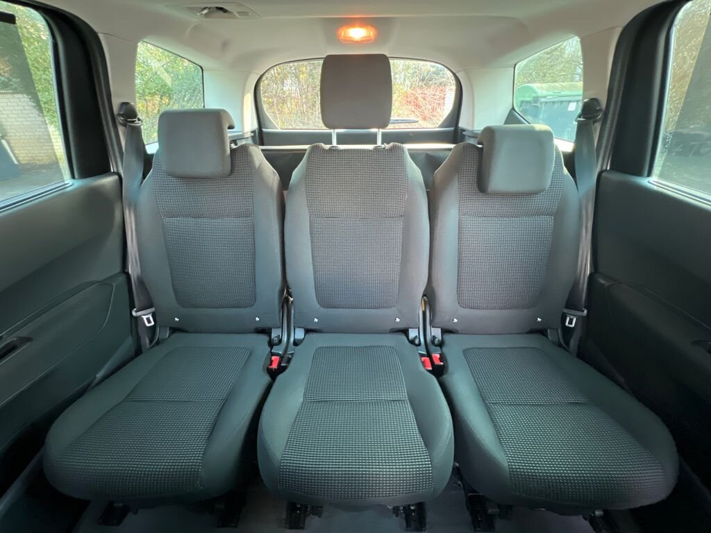 Peugeot 5008 MPV 2,0 l 120 kw