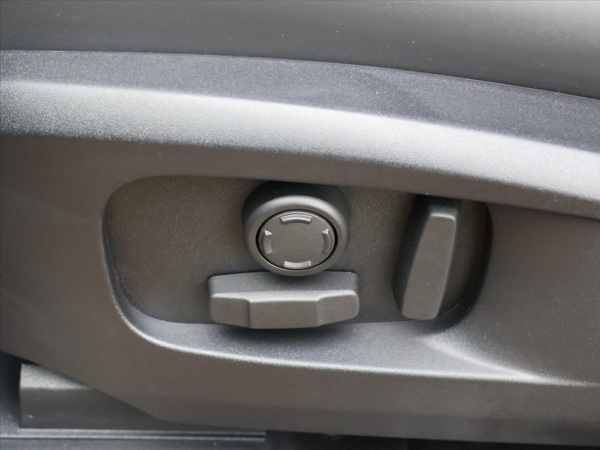 Land Rover Defender SUV / Terénní 5,0 l 313 kw