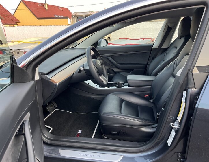 Tesla Model 3 Ostatní 0,0 239 kw
