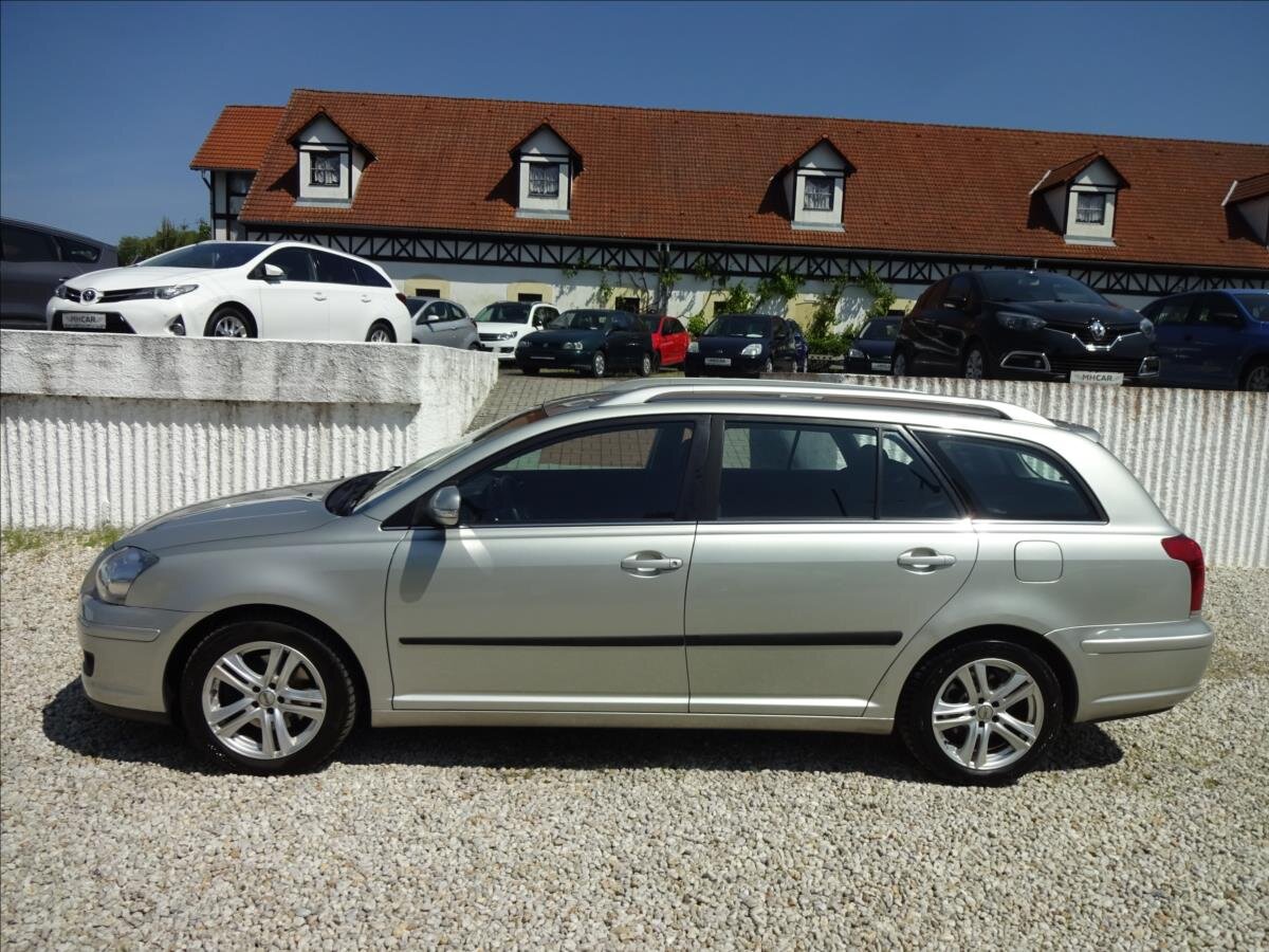 Toyota Avensis Kombi 2,0 l 93 kw