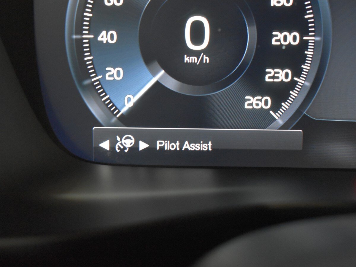 Volvo XC40 SUV / Terénní 2,0 l 145 kw