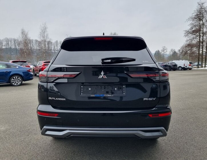 Mitsubishi Outlander SUV 2,4 l 225 kw